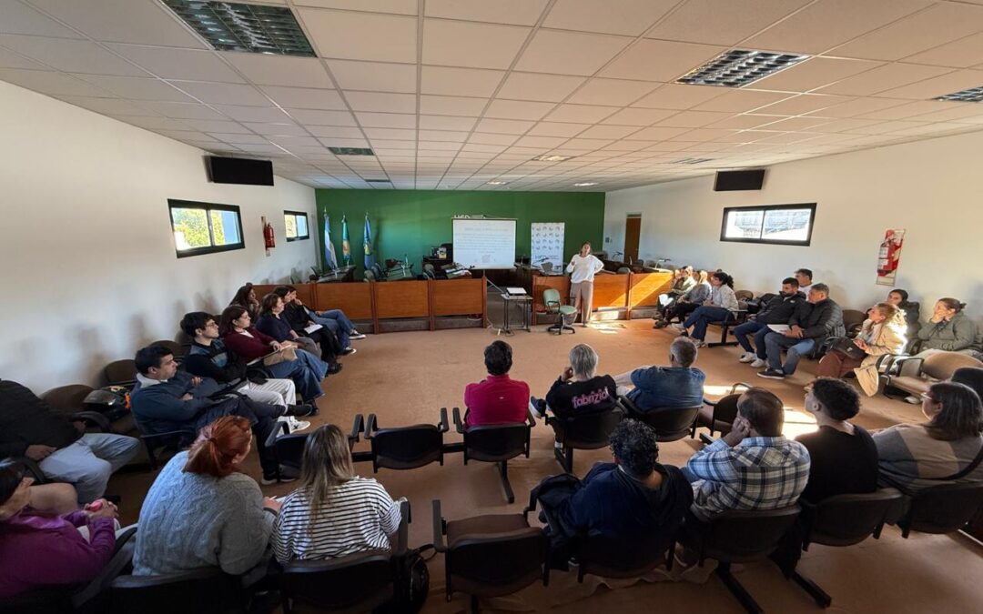 Charla de concientización sobre buenos tratos en la infancia en el Honorable Concejo Deliberante